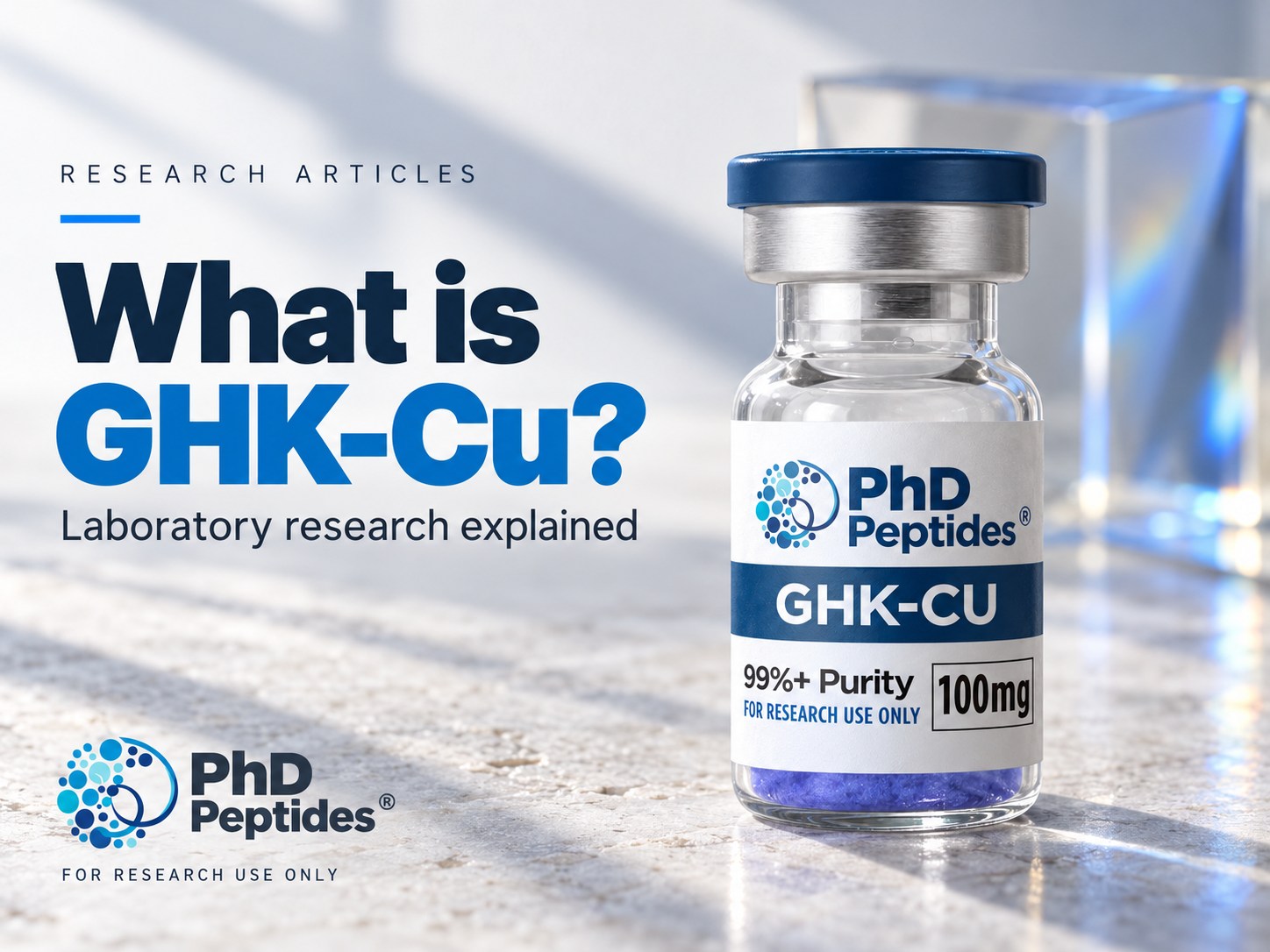 GHK-Cu Titelseite des Forschungsleitfadens mit der Ampulle „ PhD Peptides “ 100 mg Pulver auf einer hellen Arbeitsplatte.